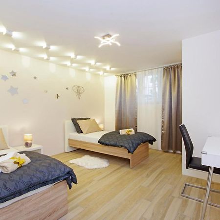 Split Symphony Garden: Modern, New Apartment Exteriér fotografie