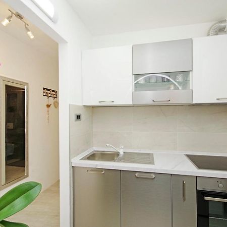 Split Symphony Garden: Modern, New Apartment Exteriér fotografie