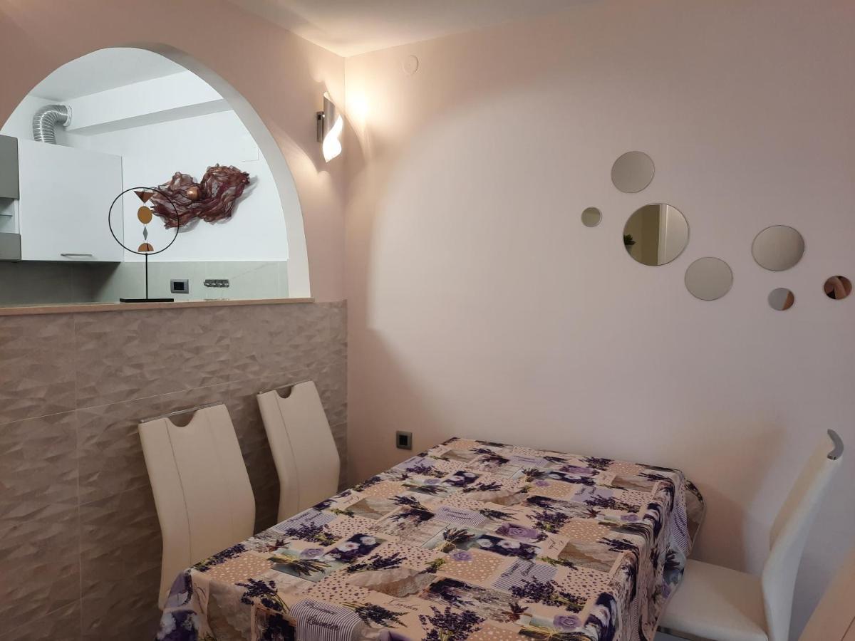 Split Symphony Garden: Modern, New Apartment Exteriér fotografie