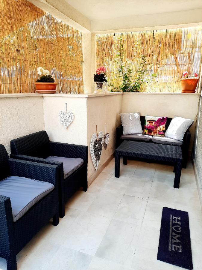 Split Symphony Garden: Modern, New Apartment Exteriér fotografie