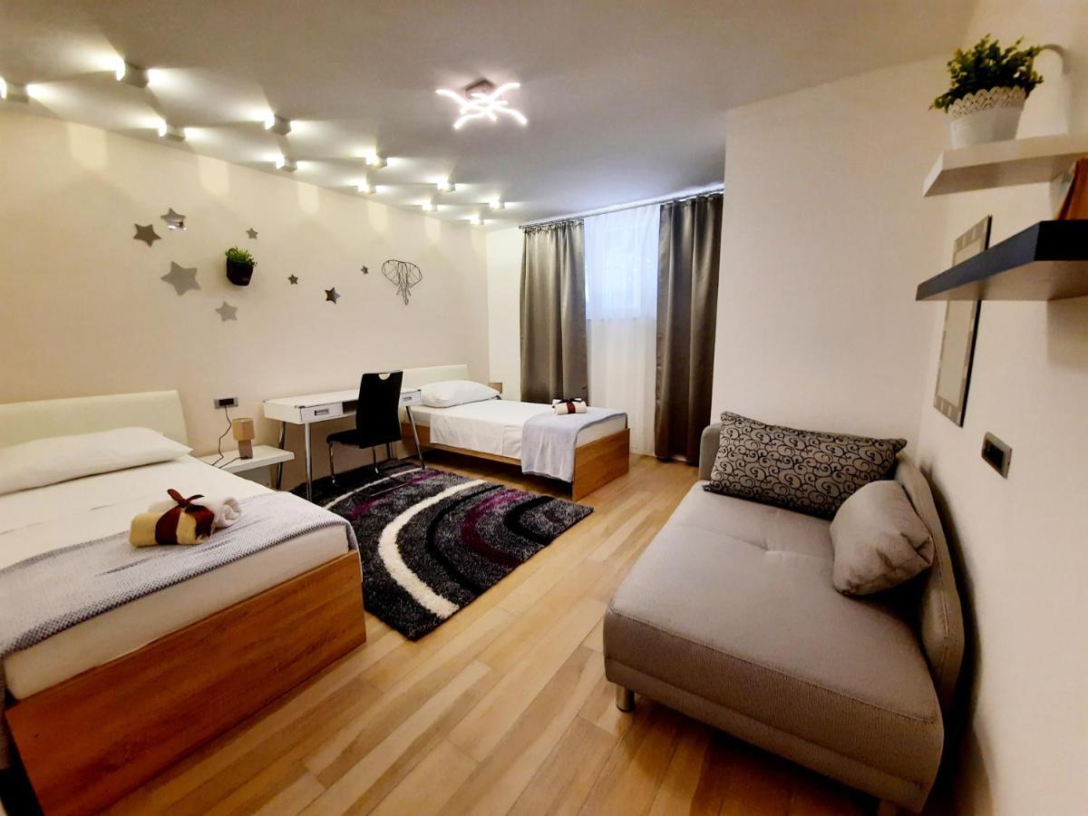 Split Symphony Garden: Modern, New Apartment Exteriér fotografie