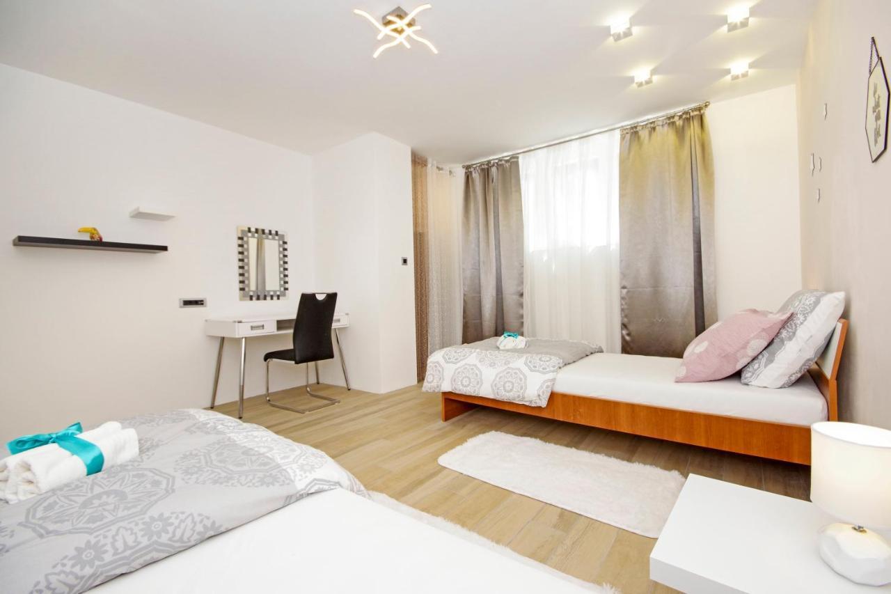 Split Symphony Garden: Modern, New Apartment Exteriér fotografie