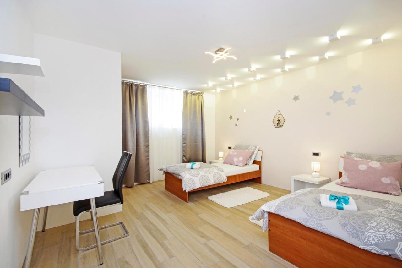 Split Symphony Garden: Modern, New Apartment Exteriér fotografie