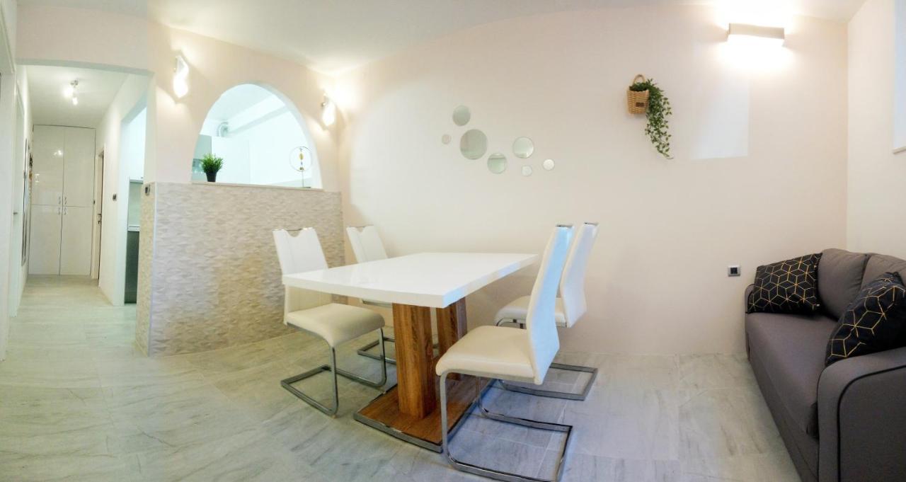 Split Symphony Garden: Modern, New Apartment Exteriér fotografie