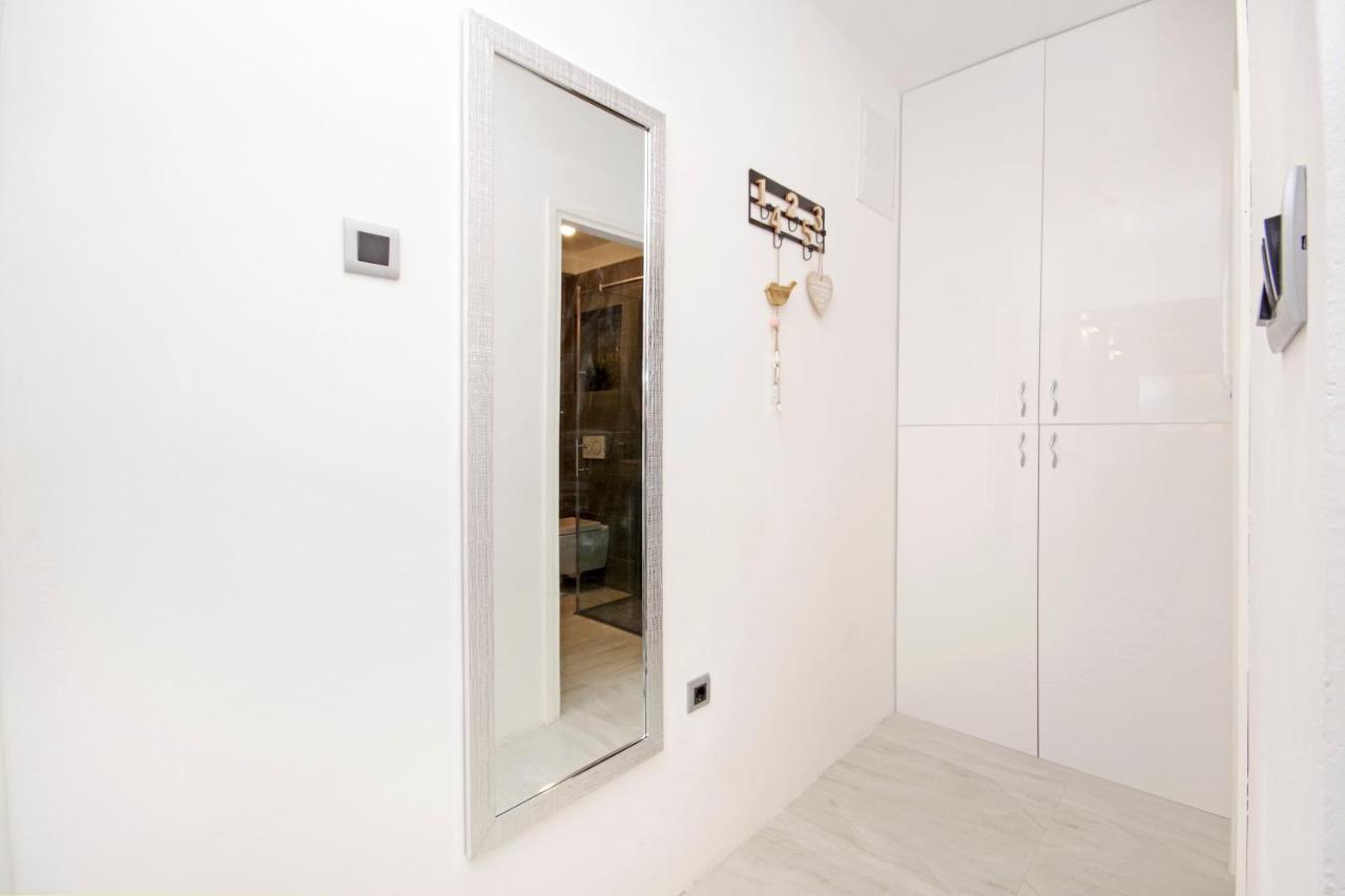 Split Symphony Garden: Modern, New Apartment Exteriér fotografie