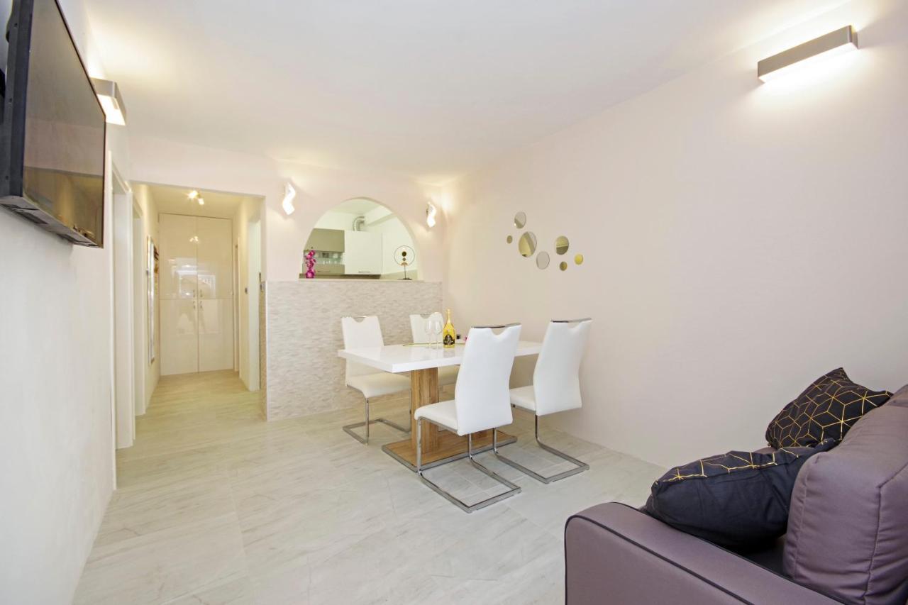 Split Symphony Garden: Modern, New Apartment Exteriér fotografie
