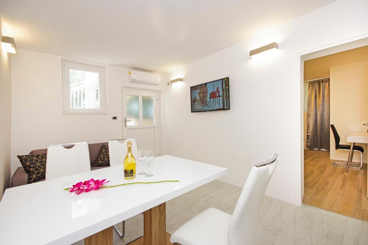 Split Symphony Garden: Modern, New Apartment Exteriér fotografie