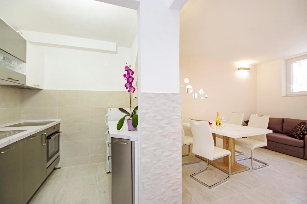 Split Symphony Garden: Modern, New Apartment Exteriér fotografie