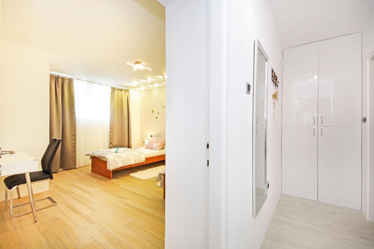 Split Symphony Garden: Modern, New Apartment Exteriér fotografie