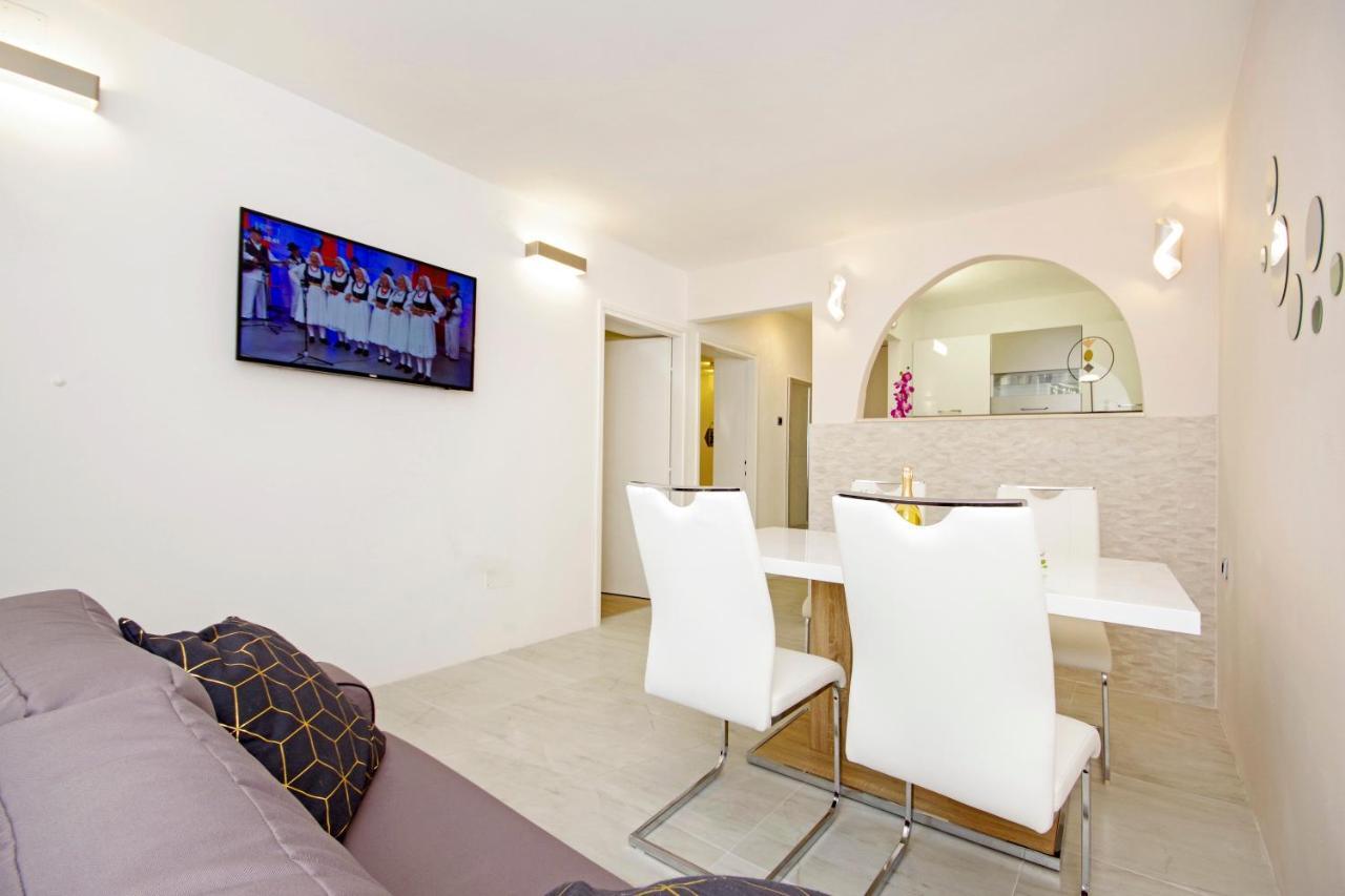 Split Symphony Garden: Modern, New Apartment Exteriér fotografie